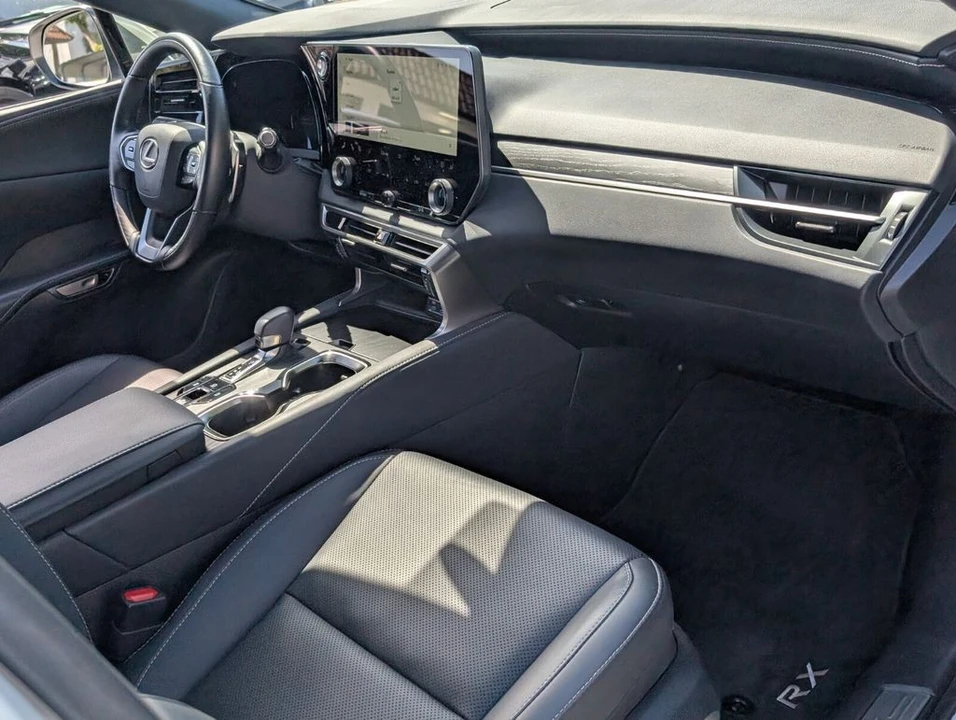 2025 Lexus RX 5th Gen - Image 16 of 21