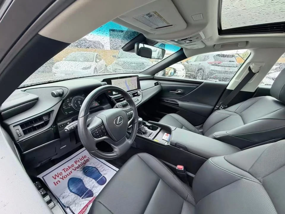 2025 Lexus ES 7th Gen - Image 16 of 19