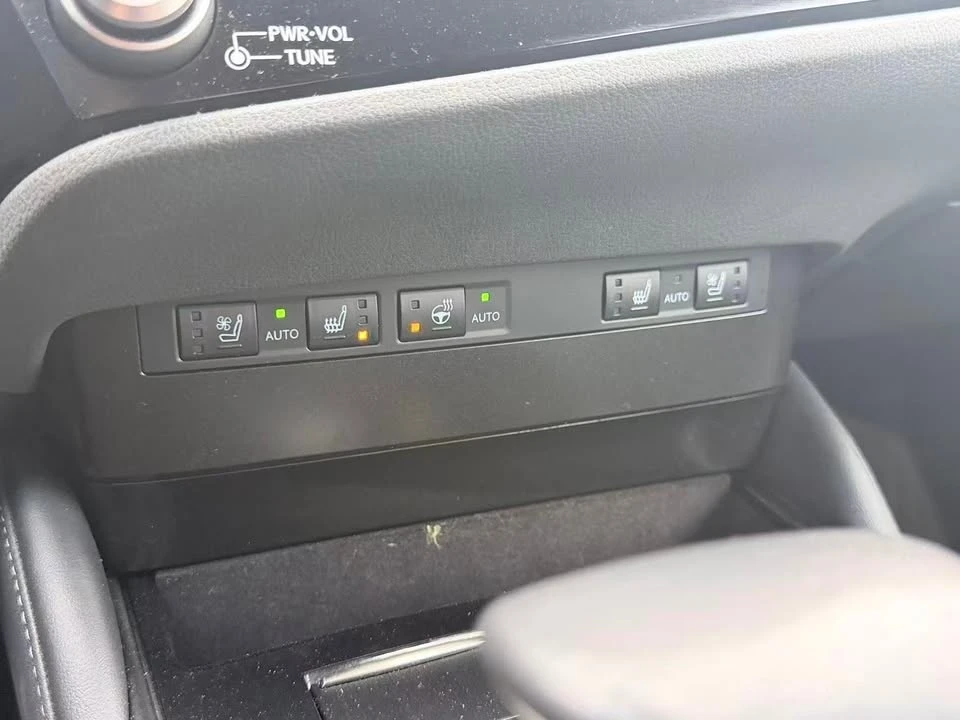 2025 Lexus ES 7th Gen - Image 13 of 19