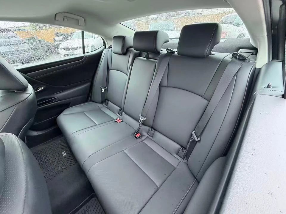 2025 Lexus ES 7th Gen - Image 18 of 19