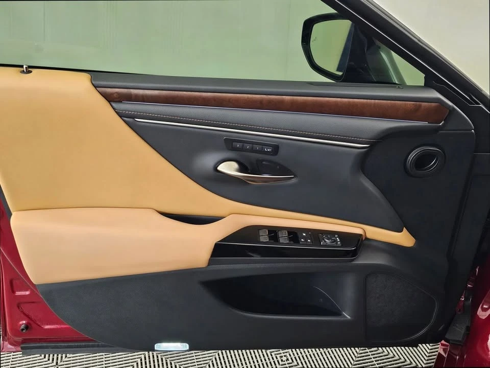 2025 Lexus ES 7th Gen - Image 9 of 19