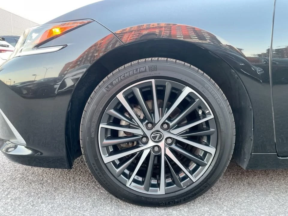 2025 Lexus ES 7th Gen - Image 18 of 20