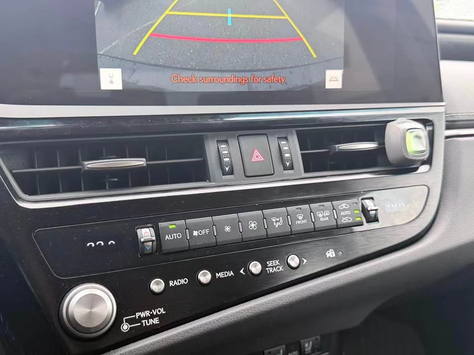 2025 Lexus ES 7th Gen - Image 9 of 14