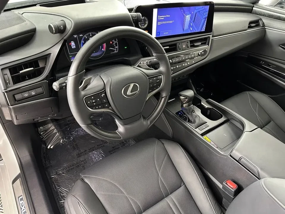 2025 Lexus ES 7th Gen - Image 11 of 16
