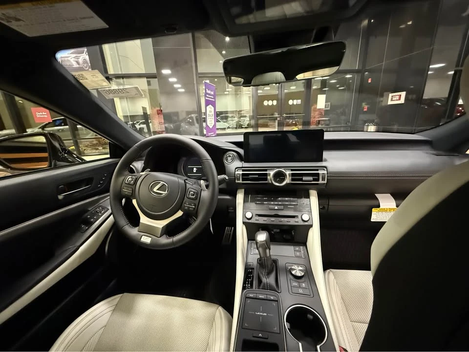 2025 Lexus RC - Image 9 of 11