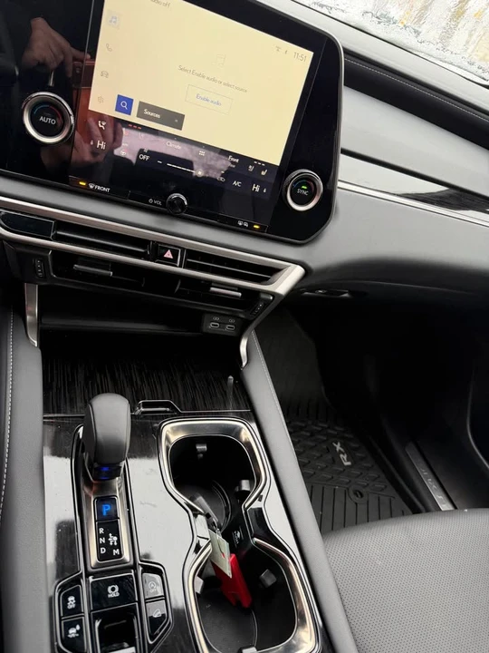 2025 Lexus RX 5th Gen - Image 18 of 19