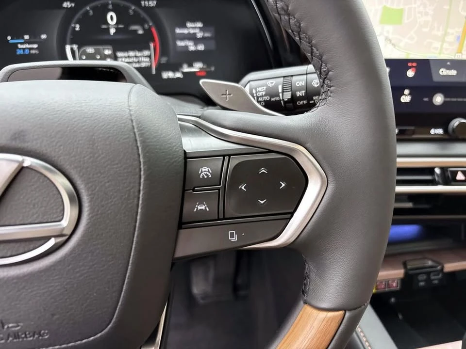 2025 Lexus RX 5th Gen - Image 18 of 20