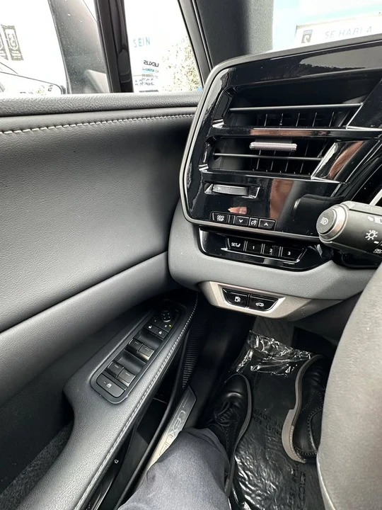 2025 Lexus RX 5th Gen - Image 12 of 20