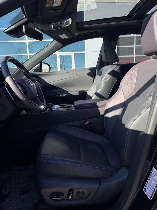 2025 Lexus RX 5th Gen - Image 8 of 10