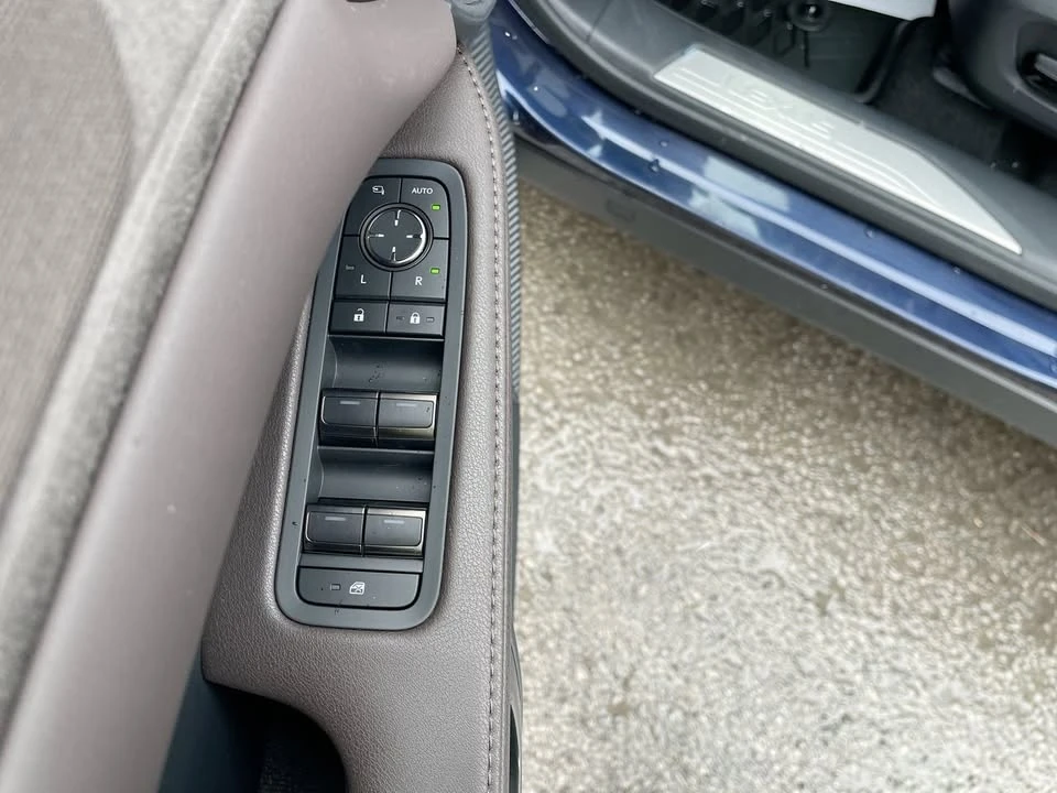 2025 Lexus RX 5th Gen - Image 8 of 19