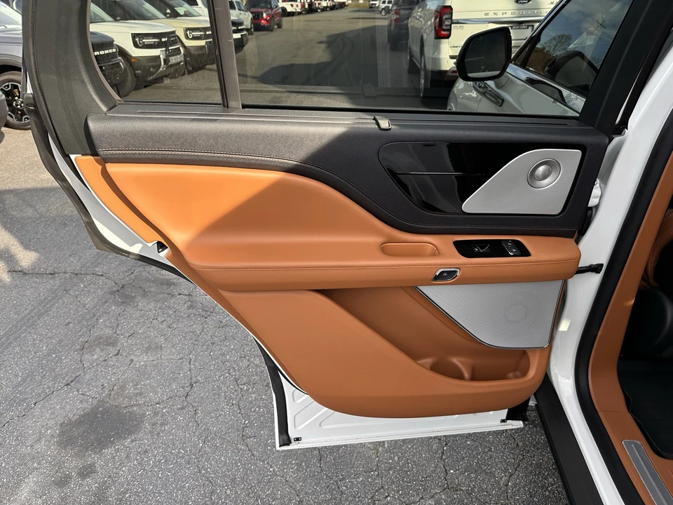 2025 Lincoln Aviator 2nd Gen - Image 11 of 12