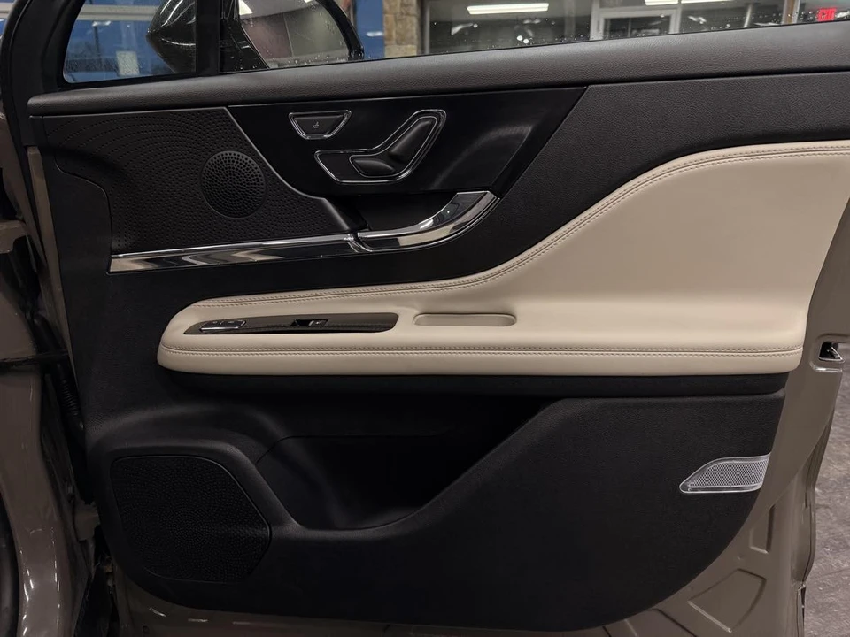 2025 Lincoln Corsair - Image 27 of 31