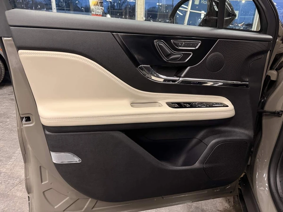 2025 Lincoln Corsair - Image 21 of 31