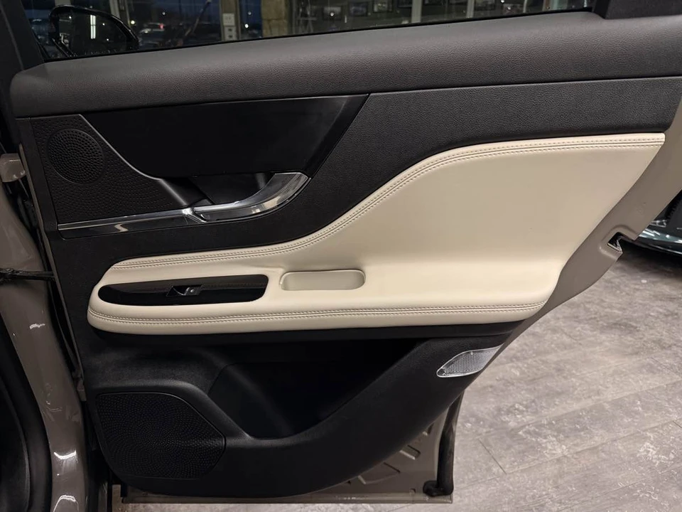 2025 Lincoln Corsair - Image 25 of 31