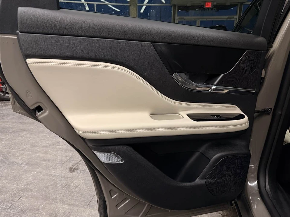 2025 Lincoln Corsair - Image 23 of 31