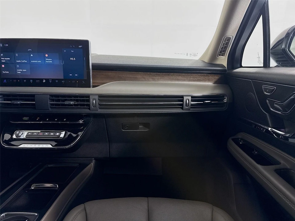 2025 Lincoln Corsair - Image 25 of 31