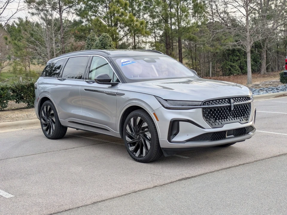 2025 Lincoln Nautilus - Image 2 of 12