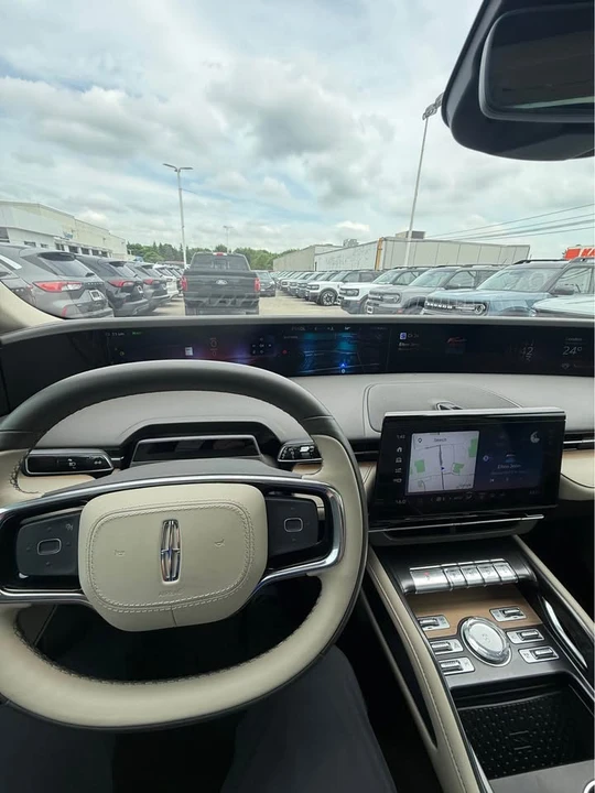 2025 Lincoln Nautilus - Image 11 of 16