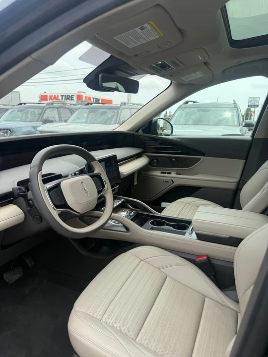 2025 Lincoln Nautilus - Image 8 of 16