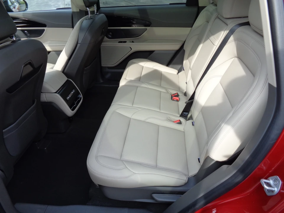 2025 Lincoln Nautilus - Image 18 of 21