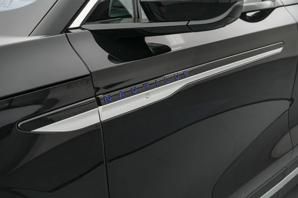 2025 Lincoln Nautilus - Image 15 of 21