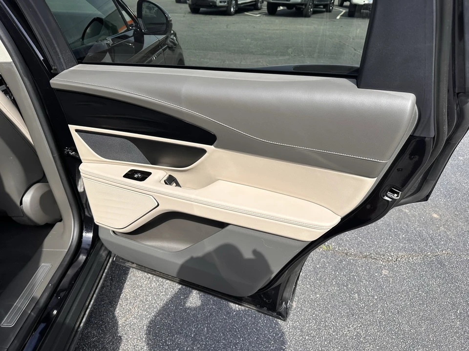 2025 Lincoln Nautilus - Image 15 of 21