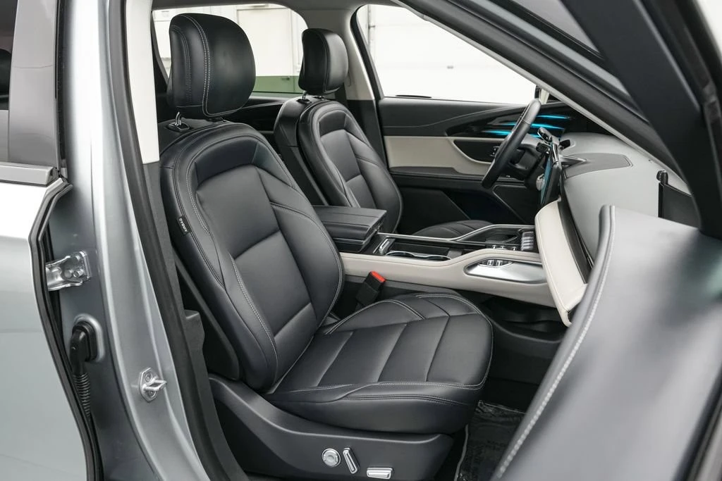 2025 Lincoln Nautilus - Image 29 of 31
