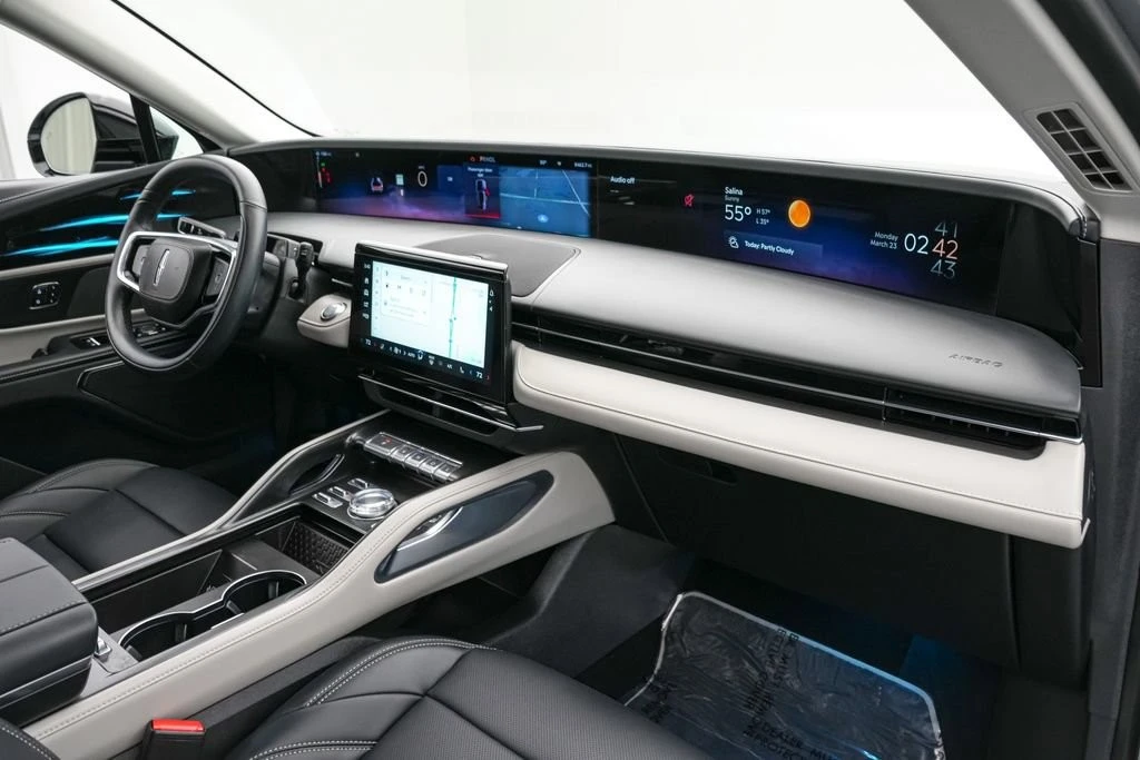 2025 Lincoln Nautilus - Image 30 of 31