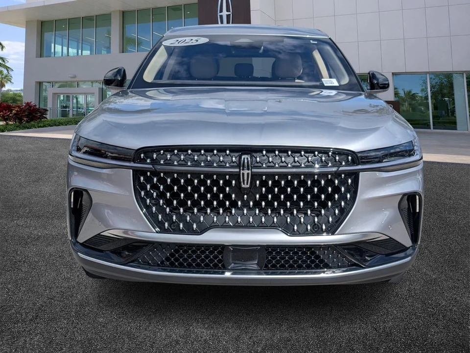 2025 Lincoln Nautilus - Image 2 of 12