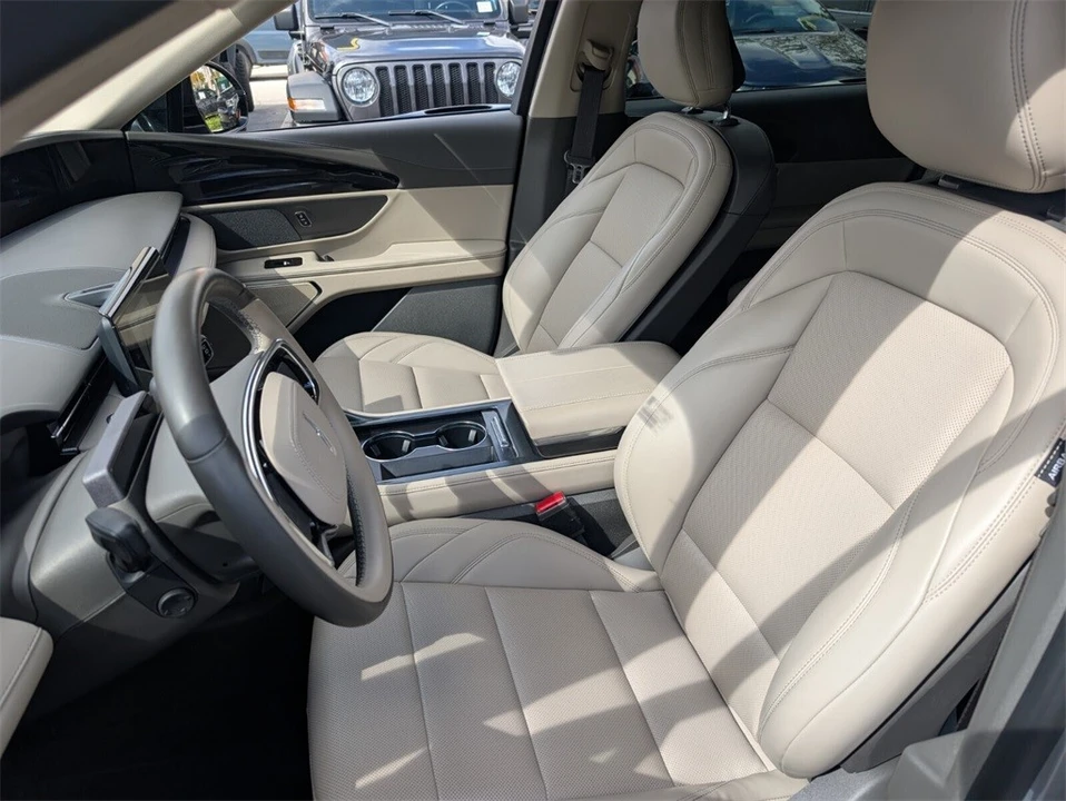 2025 Lincoln Nautilus - Image 11 of 12