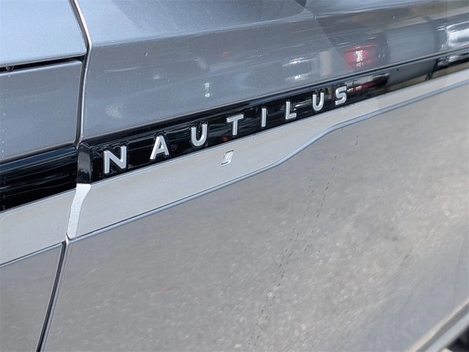 2025 Lincoln Nautilus - Image 10 of 12