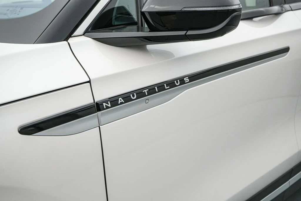 2025 Lincoln Nautilus - Image 14 of 21