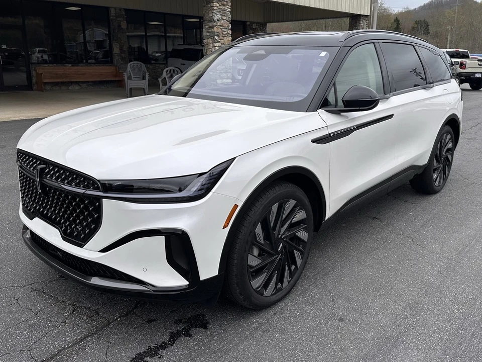 2025 Lincoln Nautilus - Image 2 of 21