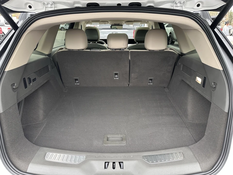 2025 Lincoln Nautilus - Image 17 of 21