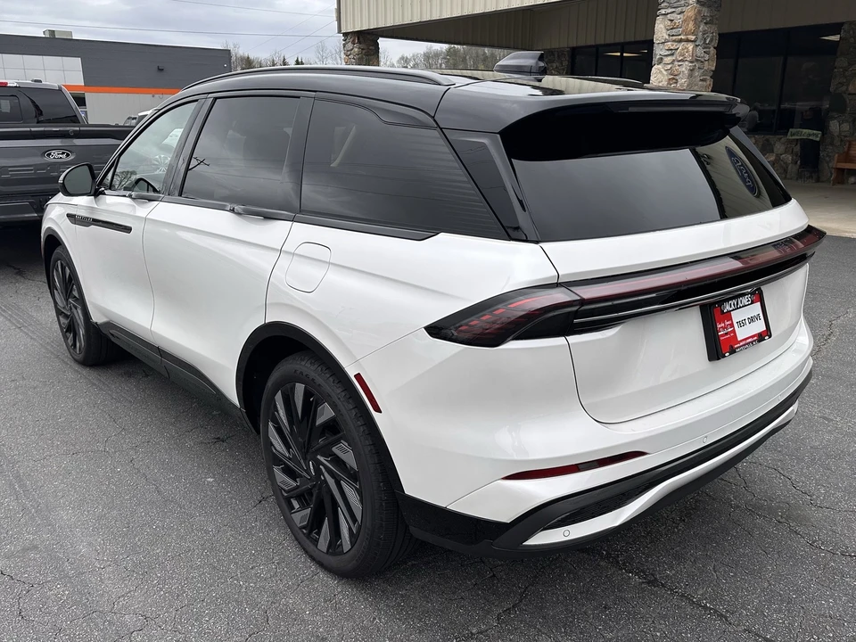 2025 Lincoln Nautilus - Image 8 of 21