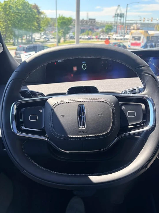 2025 Lincoln Navigator 4th Gen - Image 9 of 10