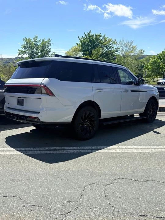 2025 Lincoln Navigator 4th Gen - Image 2 of 10