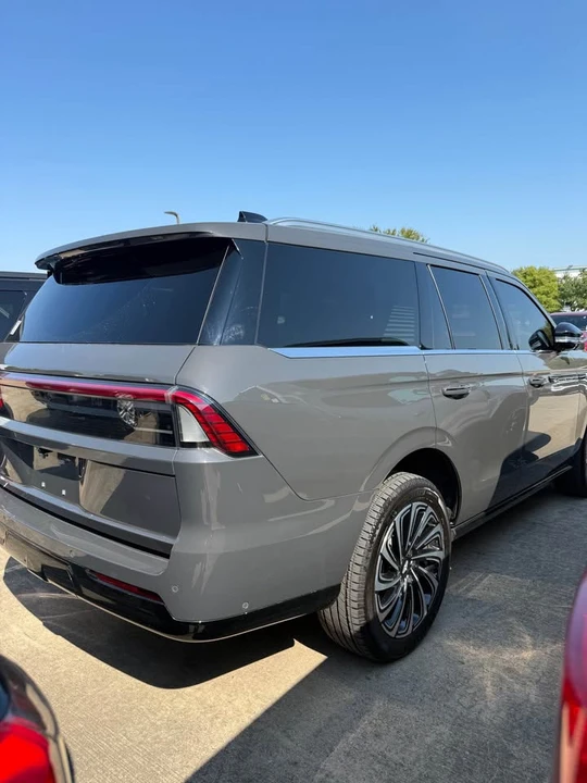 2025 Lincoln Navigator 4th Gen - Image 4 of 9