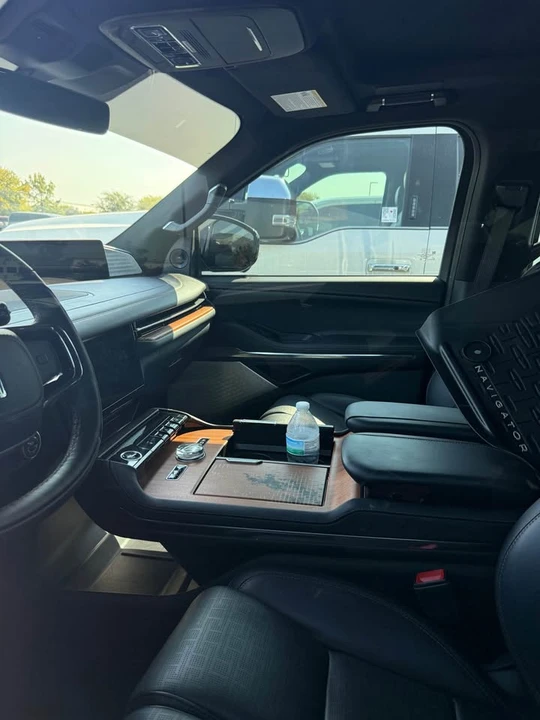 2025 Lincoln Navigator 4th Gen - Image 6 of 9