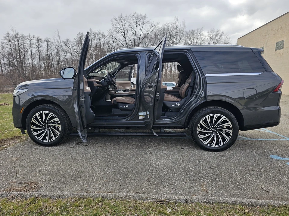 2025 Lincoln Navigator 4th Gen - Image 16 of 21