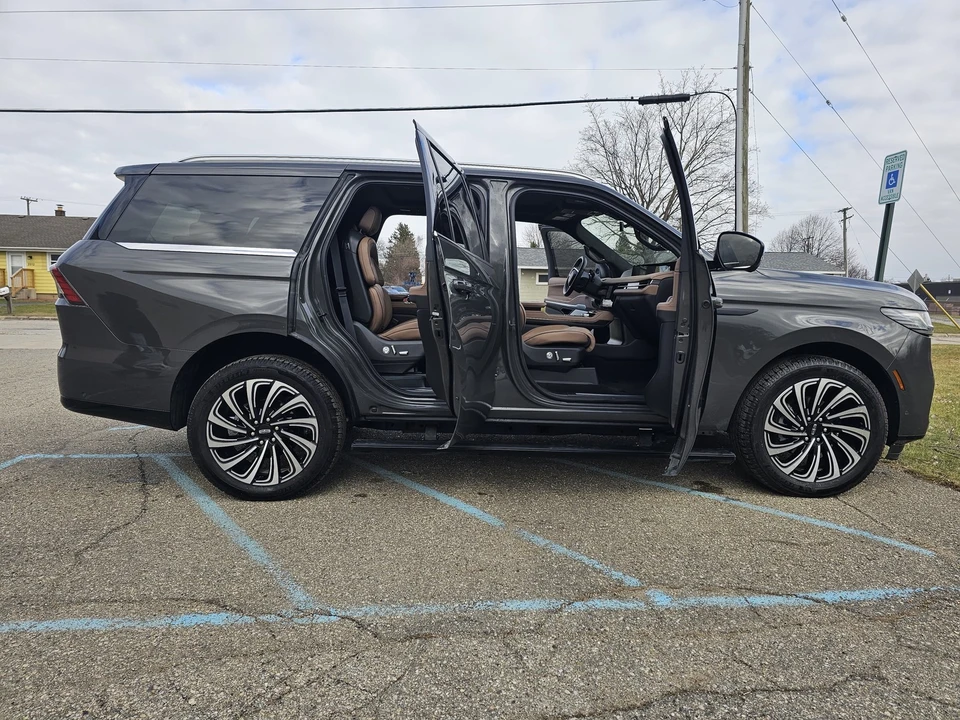 2025 Lincoln Navigator 4th Gen - Image 12 of 21