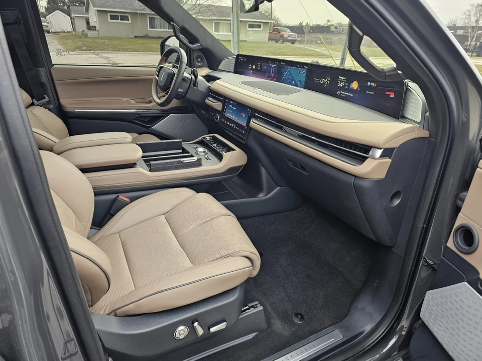 2025 Lincoln Navigator 4th Gen - Image 10 of 21