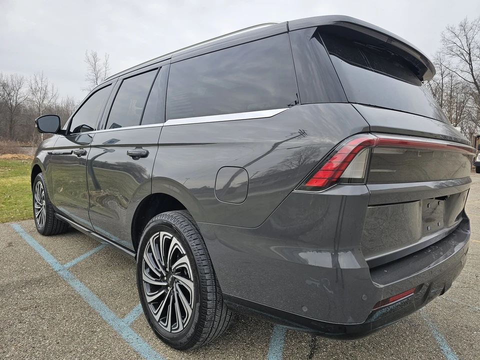 2025 Lincoln Navigator 4th Gen - Image 18 of 21