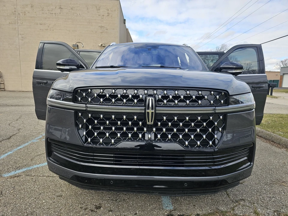 2025 Lincoln Navigator 4th Gen - Image 13 of 21