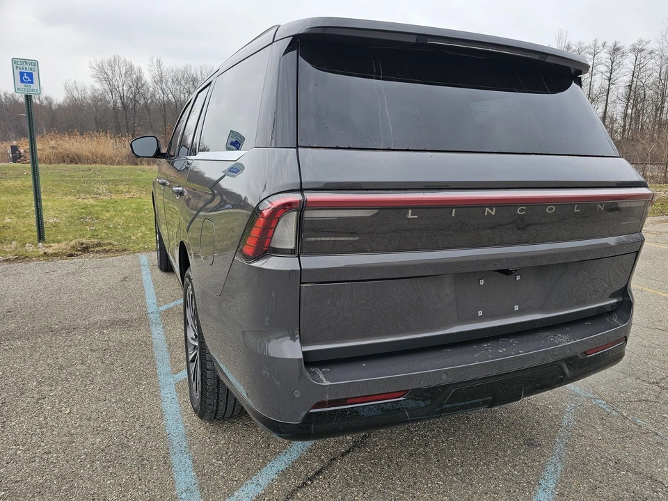 2025 Lincoln Navigator 4th Gen - Image 19 of 21
