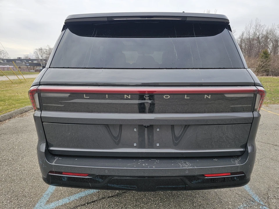 2025 Lincoln Navigator 4th Gen - Image 20 of 21