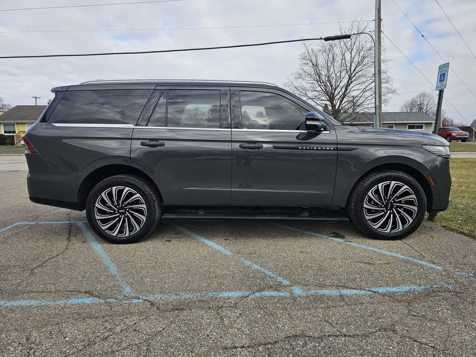 2025 Lincoln Navigator 4th Gen - Image 11 of 21