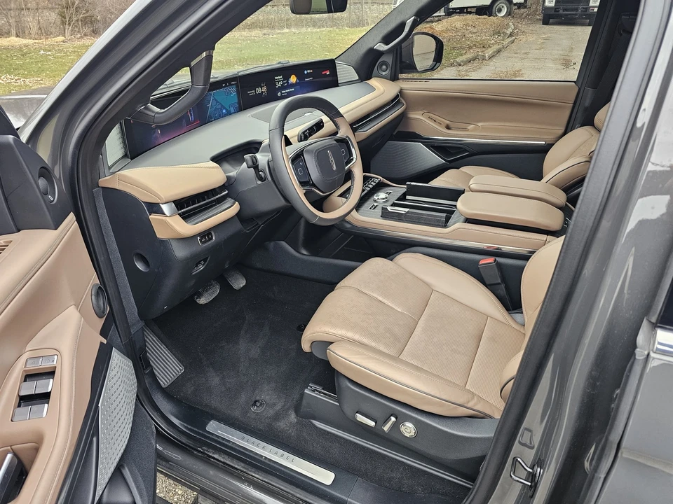2025 Lincoln Navigator 4th Gen - Image 5 of 21