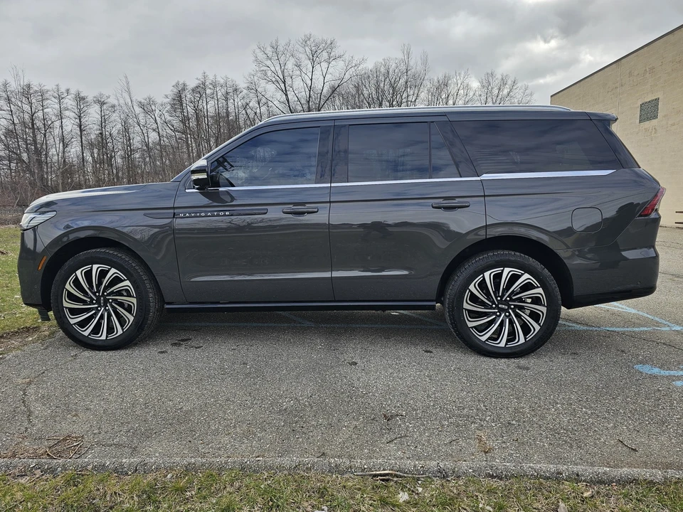 2025 Lincoln Navigator 4th Gen - Image 17 of 21