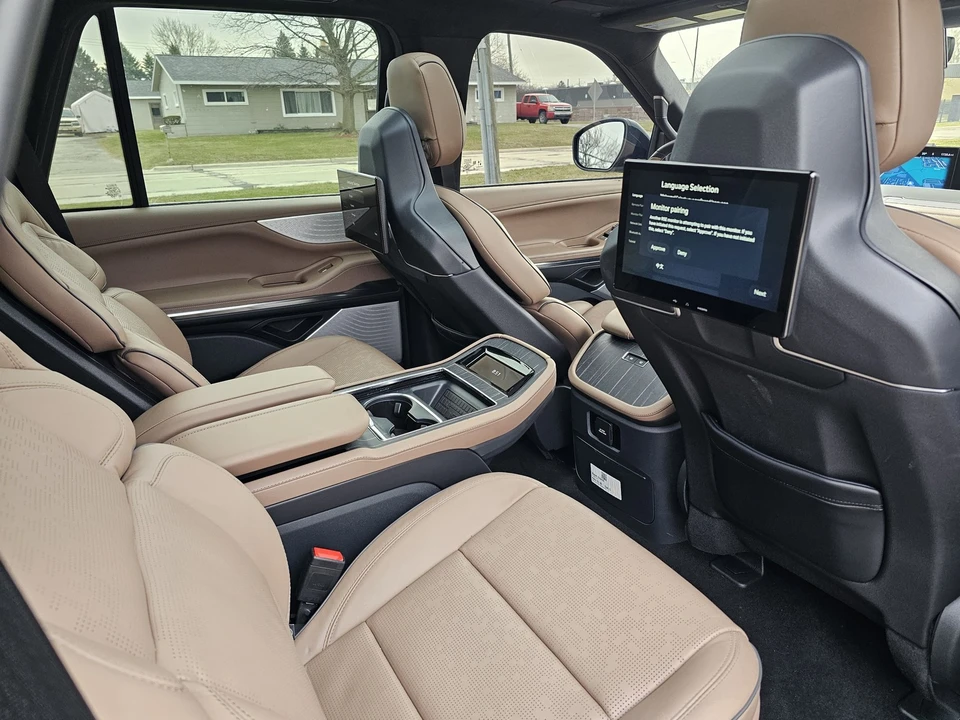 2025 Lincoln Navigator 4th Gen - Image 9 of 21